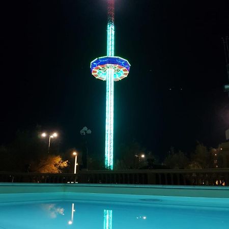 Hotel Vittoria Pesaro Exteriér fotografie The observation tower at night