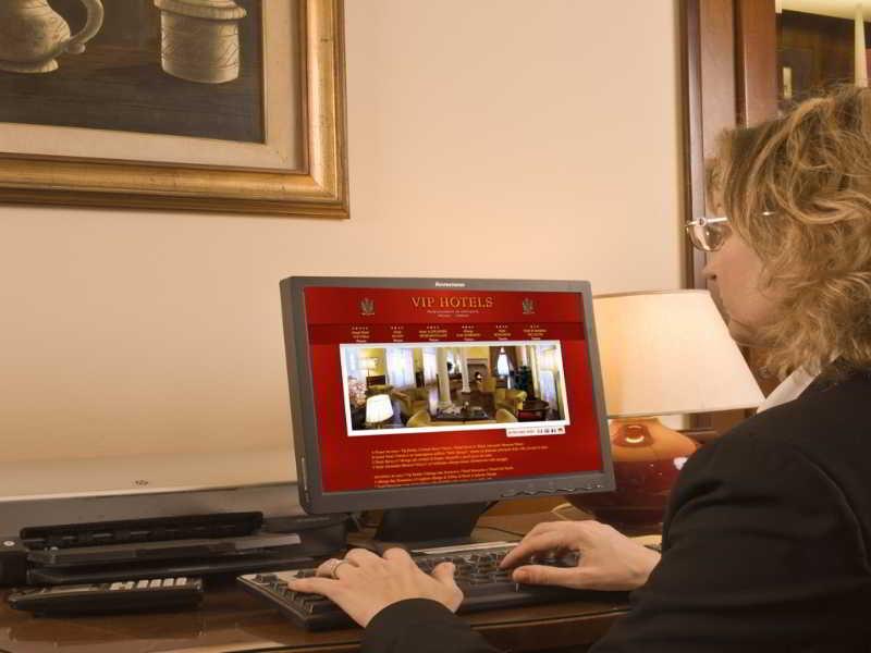 Hotel Vittoria Pesaro Exteriér fotografie A hotel employee working on a computer