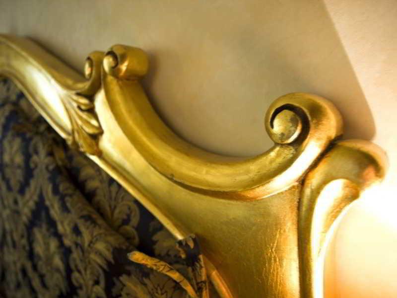 Hotel Vittoria Pesaro Exteriér fotografie Detail of the head of the harp