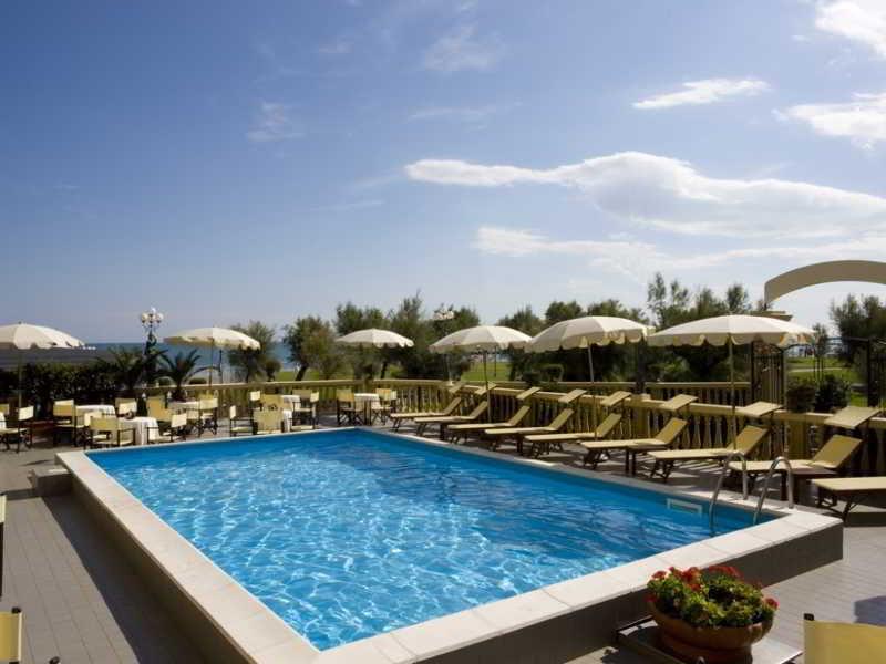 Hotel Vittoria Pesaro Exteriér fotografie Swimming pool