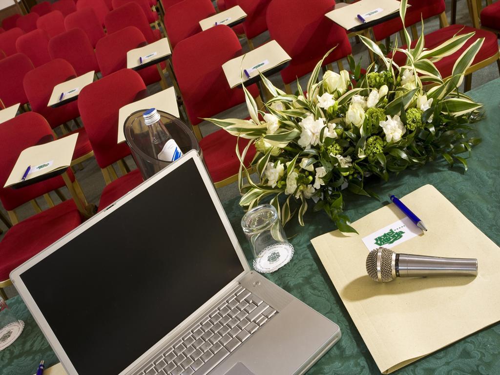 Hotel Vittoria Pesaro Exteriér fotografie A conference room