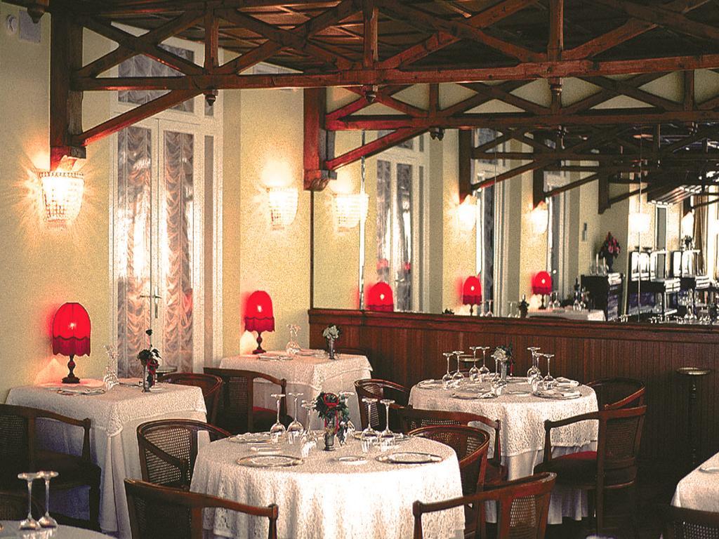 Hotel Vittoria Pesaro Exteriér fotografie Restaurant "La Pergoletta"