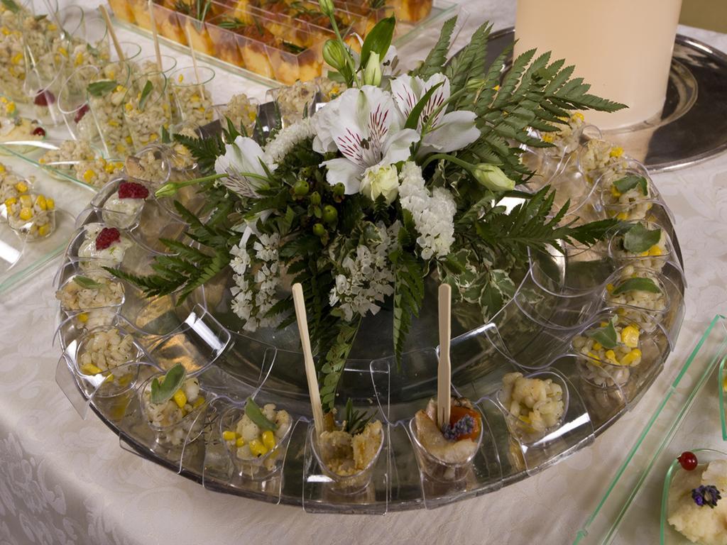 Hotel Vittoria Pesaro Exteriér fotografie Canapés