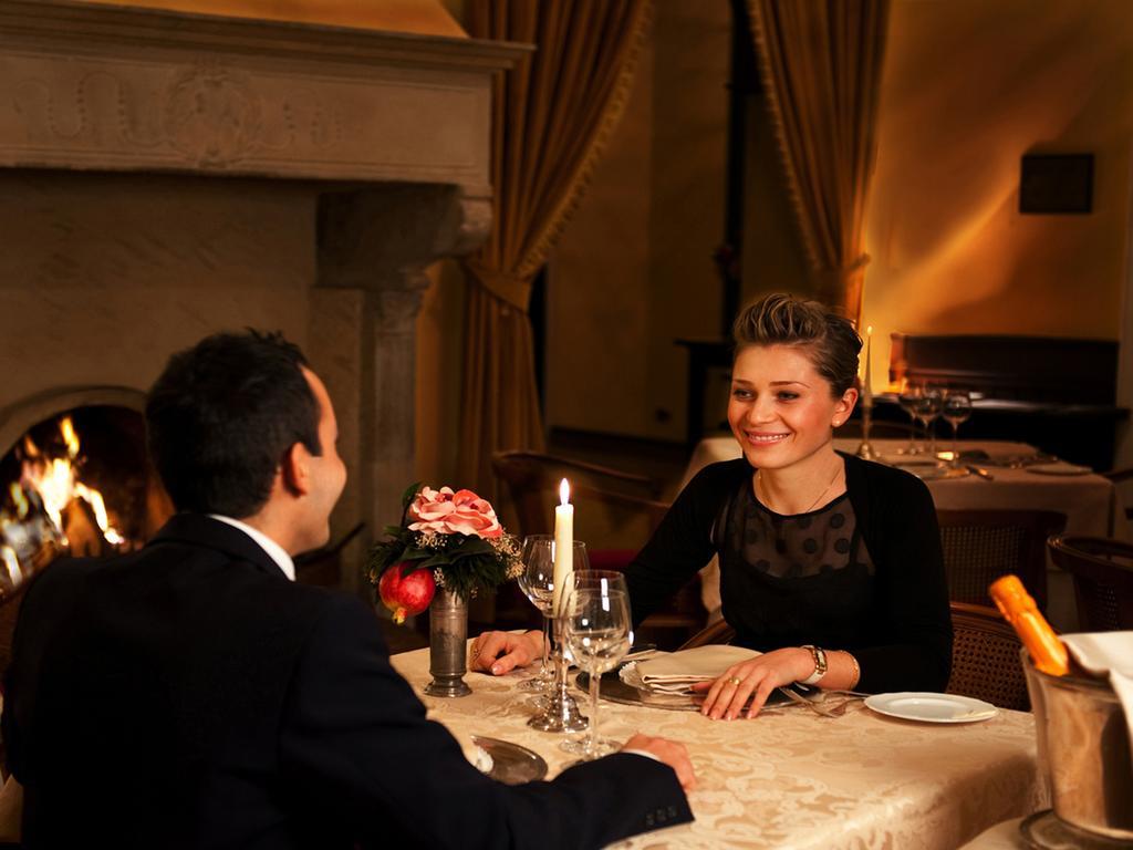 Hotel Vittoria Pesaro Exteriér fotografie A couple dining in a restaurant