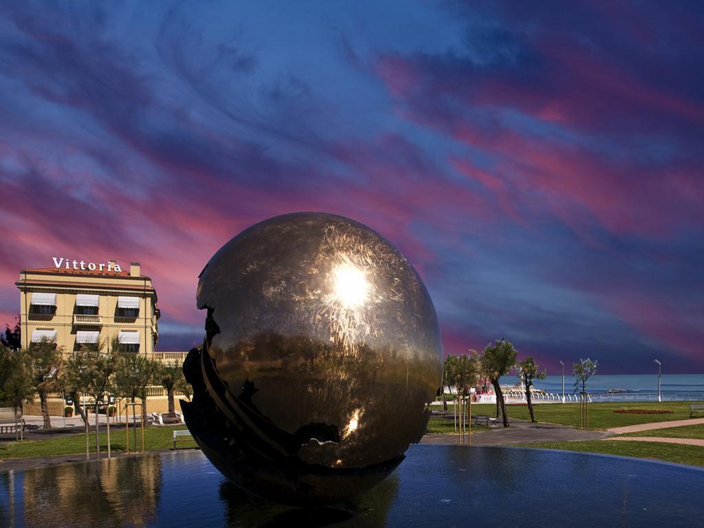 Hotel Vittoria Pesaro Exteriér fotografie The Ball sculpture at dusk