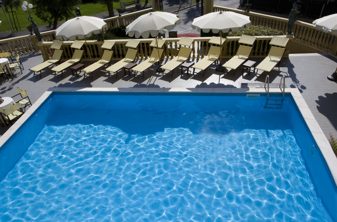 Hotel Vittoria Pesaro Zařízení fotografie A swimming pool