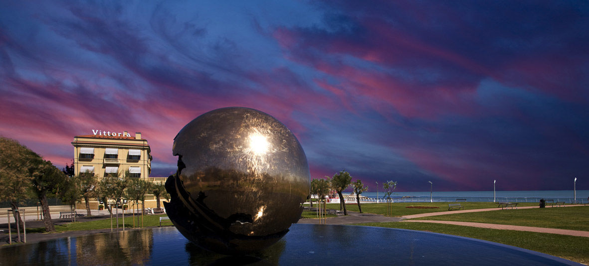 Hotel Vittoria Pesaro Exteriér fotografie The Ball sculpture at sunset
