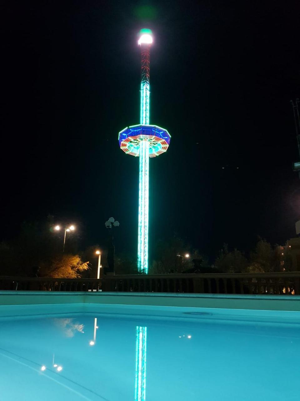 Hotel Vittoria Pesaro Exteriér fotografie The observation tower at night